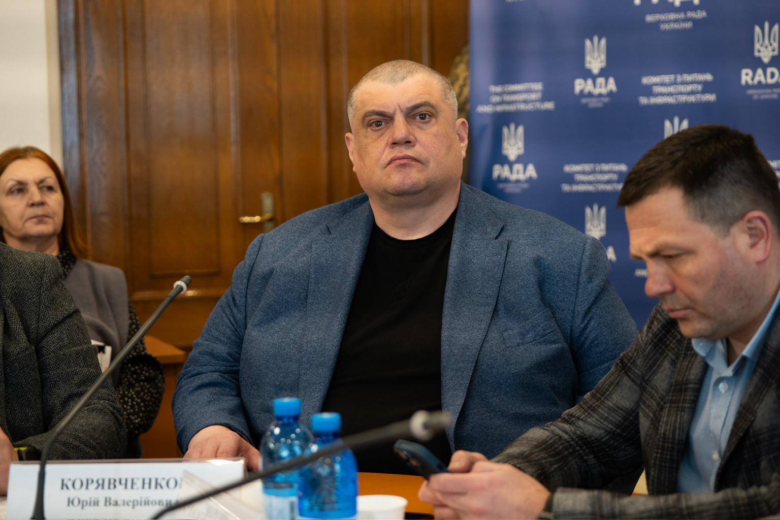Народні депутати та учасники обговорення під час засідання Комітету